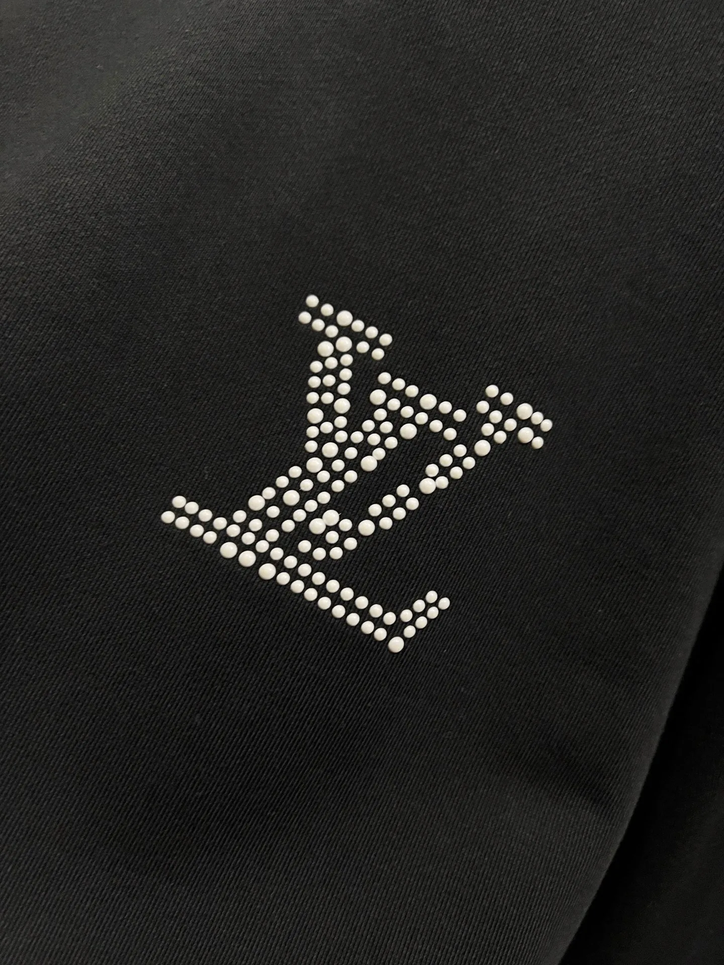 🅿️260 1v Louis*2025 new autumn and winter round neck long-sleeved sweatshirt, large V letter pearl diamond craft design, high-end version! Highly breathable and comfortable, customized double yarn plain cotton fabric. Short-sleeved T-shirt. Same style for men and women. Sizes S M L XL XXL Five sizes black white
